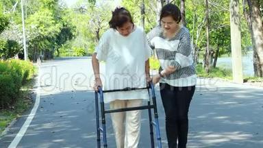 亚洲老年妇女在膝关节手术后的康复过程中使用<strong>助行器</strong>，年轻的护理人员协<strong>助</strong>让成熟的老年人安心